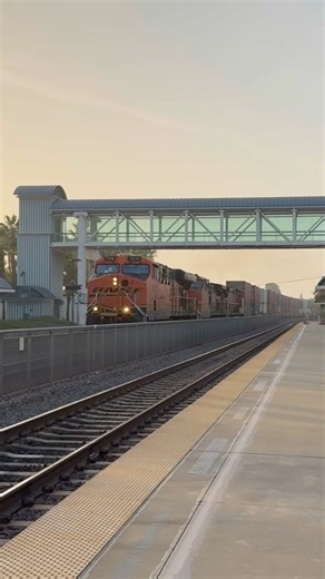 BNSF with a horn salute coasting through Buena Park #train #bnsf