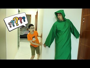 LUCAS E PAPAI BRINCAM DE ESCONDE - ESCONDE COM ROUPA MÁGICA!
