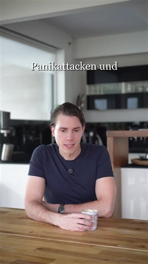 Wenn der Geist zu wachsam ist #shorts #shortsvideo Was, wenn Angst nicht einfach Schwäche ist – sondern übersteigerte Stärke? Viele Menschen mit Panik oder starker Angst haben einen extrem wachen Geist. Sie spüren feinste Veränderungen im Körper, registrieren jede kleine Regung und analysieren sie sofort. Ein Ziehen hier, ein Kribbeln dort, ein ungewohntes Gefühl – und der Kopf startet sofort ein inneres Szenario. Das Problem ist dabei selten das Symptom selbst. Es ist der Fokus. Aufmerksamkeit 