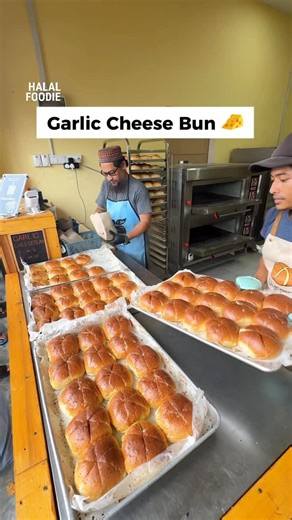 Halal Foodie 🇲🇾 on Instagram: "Garlic Cheese Bun 🧀 Garlic Cheese Bun 📍Kampung Batu Dua, Kampung Pertama, 13700, Permatang Pauh, Penang ⏰ 3 pm - Habis [Tutup: Sabtu & Ahad]"