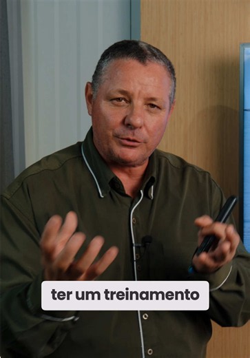 Quem está no nível tático gerente, supervisor, coordenador ou até o próprio dono precisa pensar as atividades antes da correria começar. Planejar, alinhar a equipe, definir responsabilidades e criar procedimentos. Porque quando não existe treinamento, planejamento e processo, o improviso assume o controle. E fazenda gerida no improviso sempre paga um preço alto. #Agro #Agronegocio #GestaoNoAgro #Fazenda #ProdutorRural
