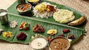 「バナナの葉の上に伝統的なオナムのサディヤライスサンバーラサムパリプダルカレーギーPappadom Payasam。Onam Vishu Pongal DiwaliフェスティバルのベジタリアンフードKerala Tamil」の動画素材（ロイヤリティフリー）1105378043 | Shutterstock