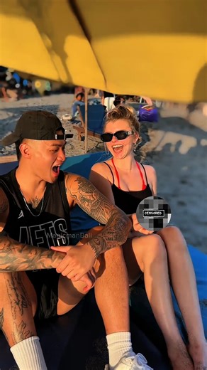 check my other videos to find out what is in her hand 😁 #bananaprank #magic #magicreaction #fyp