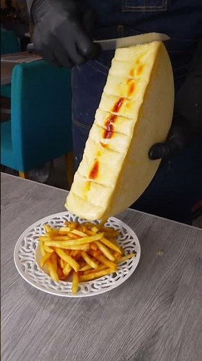 ラクレットチーズポテト(Raclette Cheese Fries)【バズったらメニュー化！？】揚げたてポテトにチーズがとろける背徳感MAXの一皿新宿3丁目にある【クロックトロワ】