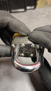 Apertura de candado HERMEX BASIC LAMINADO 50mm con Ganzúa de rastrillo muy rápida y eficiente #locksport #locksmith #cerrajero #reelsfypシ #satysfying | KybLocks