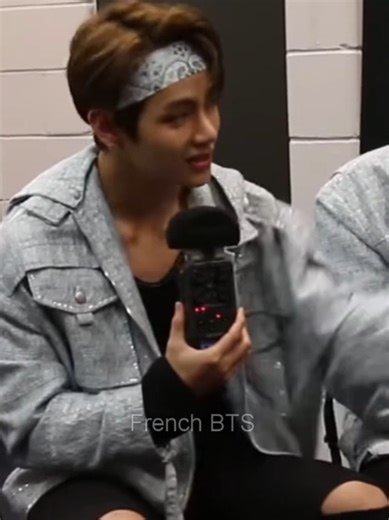 Fun Fact BTS n°34 | Les noms anglais des membres de BTS... A l’occasion de la tournée de BTS en 2017 et de son passage par Los Angeles, les membres de BTS ont été interviewés par Buzzfeed Celeb. L’une des questions posées est la suivante : “Si vous pouviez vous renommer avec un nom de scène anglais, quel serait-il ?” Les plus âgés ont des réponses plutôt classiques. On remarque d’ailleurs que J-Hope prononce toujours Hope comme Hofe, je vous en avais parlé dans ma précédente vidéo que je mets da