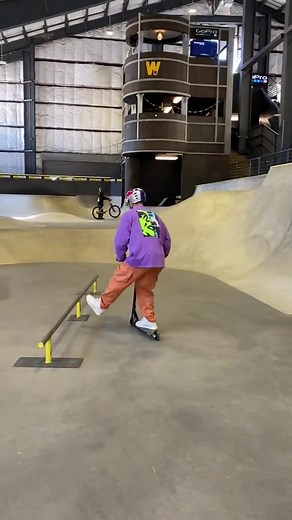 Όταν λες σε έναν freerunner να κάνει πατίνι 🤣 @Pashatheboss #pashatheboss #givesyouwings #fail #stunt #redbull