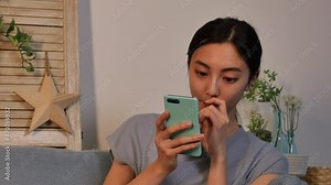 女性 スマホ 考える リビング 夜