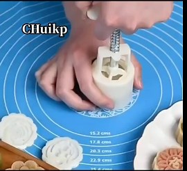 Moon Cake Mold Set ，2 Pack Mooncake Mould with 12 Cookie Stamps， 50g Flower Moon Cake Mold Press Hand-Pressure Mooncake Molds for Mid-Autumn DIY Pastry Tool