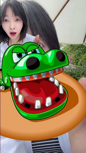 Pressing the crocodile's teeth🐊💥 Will I succeed without getting bitten?! #fun #crocodile #game