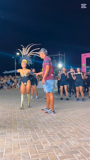 Batucada VeraSamba 2026 on Instagram: "Cuando la batucada suena y la gente acompaña, todo vibra. Gracias por una primera noche de pre carnaval increíble 🔥🥁"