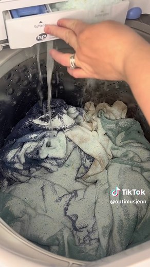 Too much soap! Why? It’ll never rinse out. Way to break your washer. Gonna clog your washer. In this economy? What’s the purpose? Give me some instead of wasting it. What a waste! Pollution. Beat you all to the comments, I said it first! #laundrytok #fyp #overload #soap #cleantok #laundry #laundryroom #laundryoverload #laundrydetergent #laundrytok🧺 #laundryday #detergent