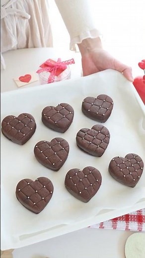 サクサク濃厚❣️キルティング風が可愛いガナッシュサンドクッキー #バレンタイン #簡単レシピ #valentinesday #chocolate #sweets #お菓子作り #おうちカフェ