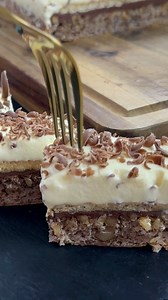 🍰 Prajitura Parlament | Prajitura festiva pentru ocazii speciale si mese festive‼️ 🔄 Distribuie reteta acum si o poti revedea mai tarziu‼️ Blat⬇️ • 7 albusuri • 180 g zahar • 3 linguri faina • 100g nuci • 1 lingurita praf de copt • 1 praf de sare Crema ⬇️ • 7 galbenusuri • 100g zahar • 3 lg lapte • 300 frisca lichida Alte ingrediente ⬇️ • 200g nuci • 300-350g nutela • biscuiti popular #prajitura #desert #reels #cake #traditional #foodie #delicious #fyp #fypage #foryou #viral #trending | Alina 