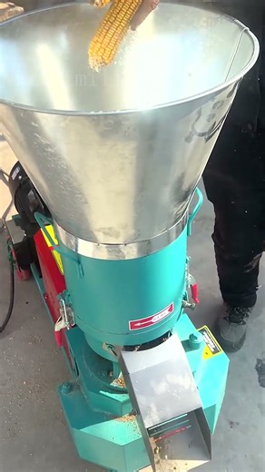 A classic small feed pellet mill, a machine that can be driven by single-phase electricity.