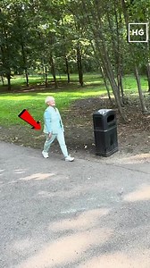 Man thinks old lady is waving at him but is actually waving at someone else. Guy is left embarrased | La Humanidad Gana