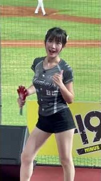 🗓️2025.08.22 📷沈珈妤Cam 🎡阿迷趴 ⚾️4局上 🎶我是老大 #沈珈妤⁸⁸ #樂天女孩 #RakutenGirls ‪@kaii_0421‬