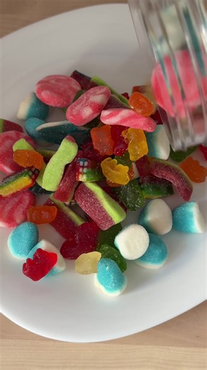 🍬 Halal Candy Box (1 KG) 🍭 Der süßeste Traum! ✨ 100% HALAL 🍥 Weich & super lecker 💖 1 Kilo purer Genuss! Perfekt zum Teilen 🤝 oder Selbergenießen 😋 👉 Jetzt probieren! @MiralinaHalalSweets #süßigkeiten #halal #candy #box