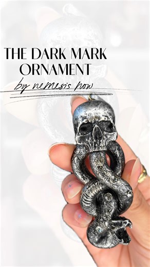 Cla*Harry Potter collector on Instagram: "🇮🇹 Unboxing time 🖤 Quando vedi l’ornamento Dark Mark di Nemesis Now da @hermionegrangerswitchcraft e sai che DEVE essere tuo ✨ 🔥 Voto da 1 a 10? 🇬🇧 Unboxing time 🖤 When you see the Dark Mark ornament by Nemesis Now at Diana and you just know it HAS to be yours ✨ 🔥 Rate it from 1 to 10? #harrypotter #unboxing #nemesisnow #darkmark #wizardcollection"