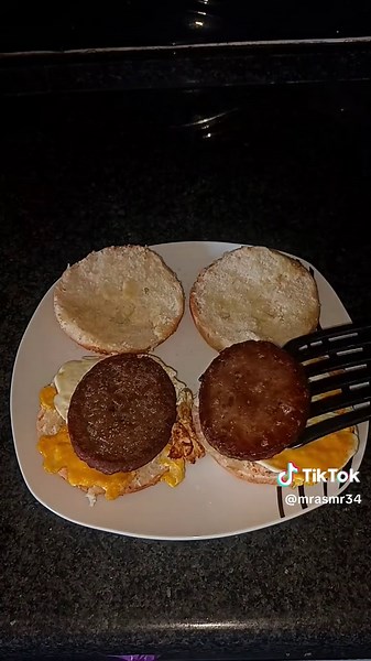 ASMR Cooking: How to Make Delicious Burgers