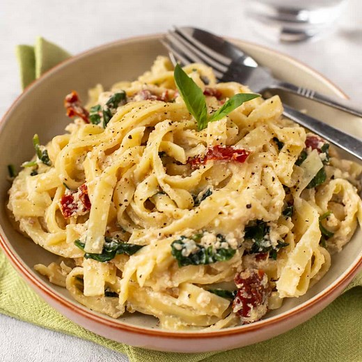 Creamy Tofu Pasta (with spinach and sun-dried tomatoes)