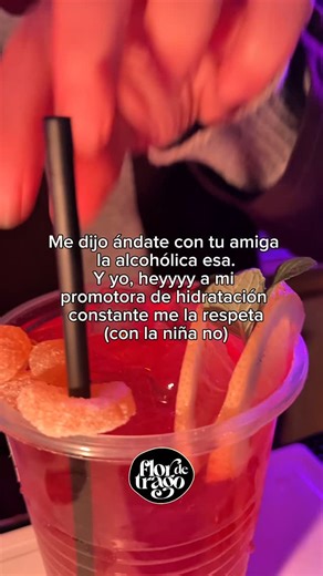Flor de Trago on Instagram: "Entre risas, tragos y buena vibra 💕 Que nunca falte la amiga que cuida tu hidratación constante 😉 #flordetrago #tragos #tragosalpaso #drinksalpaso #drinks #saenzpeñachaco #saenspeña"
