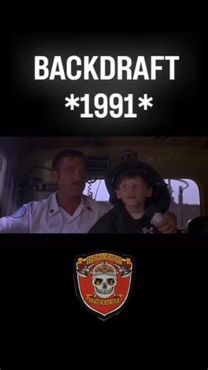 Le feu, une affaire de famille. Mais aussi une guerre entre frères. 🚒 ​🎬 Backdraft (1991) : Le film qui t'a fait sentir la chaleur des flammes à travers l'écran. C'est l'histoire de Stephen (Kurt Russell) et Brian McCaffrey (William Baldwin) : l'un est une légende, l'autre essaie de se faire un nom, tout en traquant un pyromane meurtrier. ​On parle beaucoup de la physique du feu dans ce film. Est-ce que ce film t'a fait t'intéresser au métier de pompier ? #embrasementgénéralisé ​#Backdraft #Po