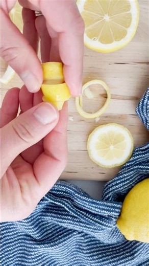 Let’s make a Lemon Twist Garnish🍸 #bartending #diy #howtomake #lemon #lemonpeel #garnish #cocktail