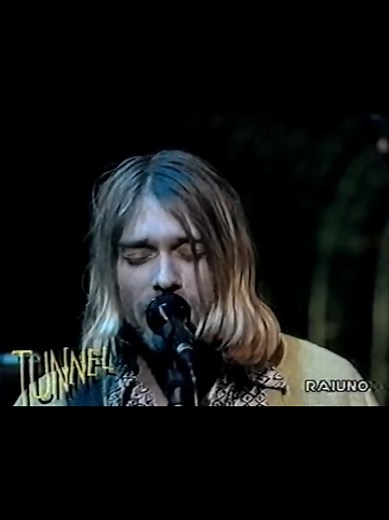 Nirvana Live in Rome: Performance of 'Dumb' 1994