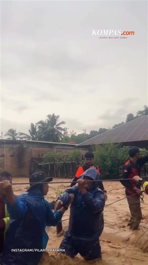 Banjir bandang menerjang Batu Busuak, Kecamatan Pauh, Kota Padang, Sumatera Barat, Minggu (14/12/2025). Banjir bandang ini mengakibatkan delapan orang terjebak dan harus dievakuasi oleh tim penyelamat gabungan. Evakuasi yang berlangsung pukul 16.00-18.00 WIB menegangkan. Tim penyelamat dan warga yang dievakuasi harus berpegangan pada tali di tengah arus deras. "Tadi terjebak banjir di rumah tetangga, kemudian diselamatkan petugas," ujar seorang warga Batu Busuak, Kelurahan Lambung Bukit, Feby (1