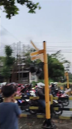 Keseruan live di pintu perlintasan.