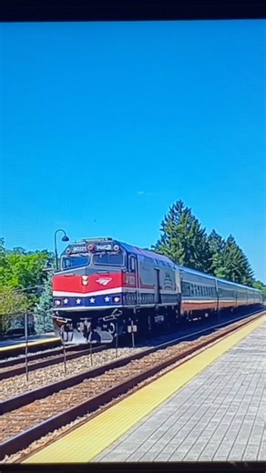 Amtrak F40PH Cab Car 90221 (Salutes Our Veterans) leading Hiawatha! #amtrak #railfan #railway