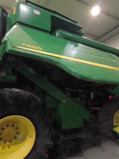 вживаний John Deere T660, 2014р, показники 2909/1726. - Двигун John Deere 6,8 літра потужністю 340 к.с.- Бункер об'ємом 9000 літрів- Розкидач соломи та подрібнювач- Дисплей GS3- Підтримка автоматичного відстеження- Сидіння з пневматичною підвіскою- Привід на 2 колеса- 3-ступінчаста коробка передач- Електрично регульовані сита- Гідростатична трансмісія- Задні колеса з шинами 480/80 R26- Передні колеса з шинами 800/65 R32- В комплекті жатка John Deere 625R, 2009 року випуску- Ширина: 7,6 м- Ріпако