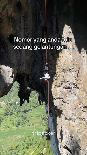 Tripacker on Instagram: "Turun tebing atau disebut rappelling baru-baru ini menjadi aktivitas olahraga yang banyak digemari kaum milenial. Kamu akan menuruni tebing setinggi 50 meter dengan bantuan seutas tali karmantel. Meskipun gerakan yang dilakukan hanyalah menuruni tebing, nyatanya aktivitas ini tidak semudah itu untuk dilakukan loh! Kamu ga perlu khawatir saat rappelling setinggi itu karena sudah ada guide dan peralatan lengkap yang akan membuat kegiatan ini aman. Kebayang gak cara turunny