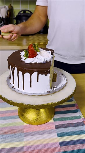Slice smarter, not harder with this cake cutting hack! 🍰🌟 | Blossom