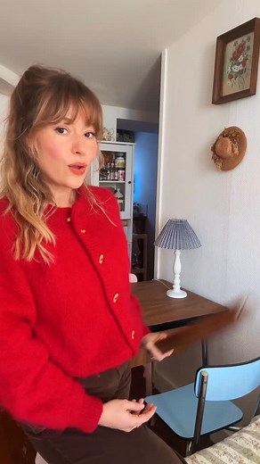 72K views · 504 reactions | Au tour de chaises 晴冀->癩 Suite et fin de la transformation de la table en Formica bleue et de ses chaises ! Ça m’a pris beaucoup moins de temps et l’étape de la découpe au cutter était très satisfaisante ! Ça durera le temps que ça durera mais je suis très contente du résultat, plus dans les tons de saison  | Laura Travelbook | Facebook