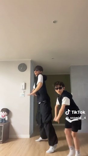 춤추다 천장 부셔버렸다 지붕뚫고 엄마한테 하이킥맞음 #dance #형제 # 지붕뚫음 #천장부숨 | blade runner dance