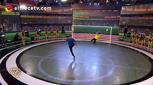 2.5M views · 17K reactions | Marcelo Tinelli y Rafa Muñiz se animaron a los penales. El conductor le pateó varias veces al bailarín brasileño en la previa de la final de la #CopaAmérica. | eltrece | Facebook