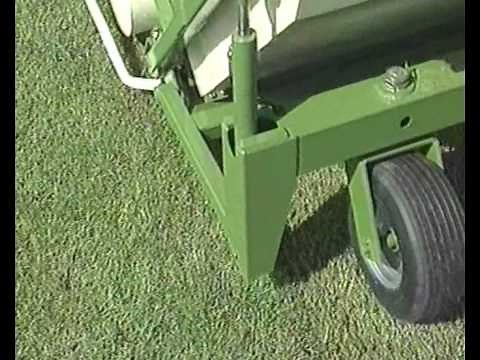 Amazone Grasshopper / Groundkeeper zur Bearbeitung von Grünflächen an John Deere Traktor