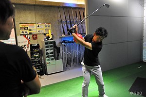 ボールを挟んで癖を修正 アタマを動かさないほど軸が乱れます