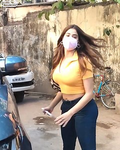 Aaj dono behen aayi pilates karne😀 Janhvi and her younger sis Khushi Kapoor were both seen leaving Namrata Purohit's joint😍 Oh and a New Addition today to the tinsel town workout army😄... Kaanta Laga girl Shefali Jariwala who was seen outside a gym in Andheri!! Malaika Arora meanwhile was seen as she took her dog Casper out for a walk. Wonder if her doggie realizes that he gets plastered all over the news on Voompla every day🤪 Did you know, Malaika was once asked in an interview, how she wou
