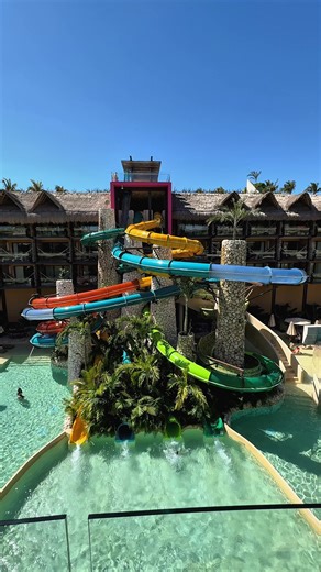 Descubra cada rincón de la evolución de Hotel Xcaret México. Permítase explorar sus albercas y rooftops, sorprenderse con su arquitectura eco-integradora y apreciar cada detalle en el recorrido. | México Destination Club