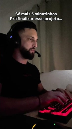 Quem nunca achou que seria só 5 minutos? 😅#dev #devops #meme #technology #software