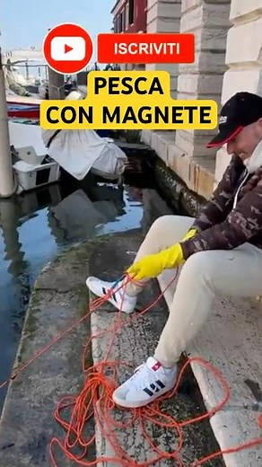 MAGNETIC FISHING in the canals of CHIOGGIA #fishing #magnetfishing #metaldetecting