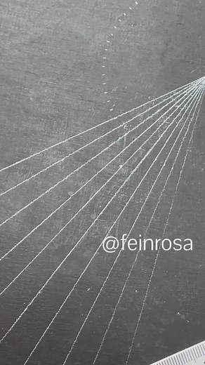 Bevor ein großes Mandala im Dot-Painting-Stil entstehen kann, gibt es einige wichtige Schritte 😊: Zuerst wird die Holzoberfläche sorgfältig mit feinem Sandpapier geschliffen. Anschließend trage ich die Grundfarbe gleichmäßig auf und berechne die genaue Mitte. Mit einem angespitzten Bleistift markiere ich die Einteilung, bevor schließlich der Zirkel präzise Hilfslinien zieht. Schritt für Schritt entsteht so die perfekte Grundlage für ein einzigartiges Mandala-Kunstwerk ♥️. Dot-Painting-Zubehör i