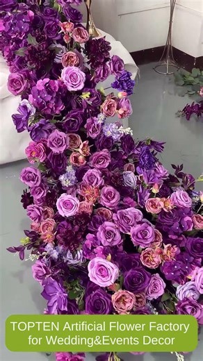 💜The cascading floral table runner paired with elegant centerpieces creates the luxury wedding.