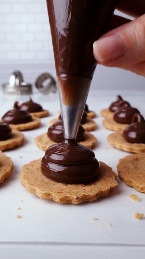 1.3M views · 8.2K reactions | Gluten-free hazelnut chocolate shortbread 襤﫶 Buttery, melt-in-the-mouth hazelnut shortbread cookies filled with THE MOST AMAZING milk chocolate ganache – they're sooo good and also really easy to make!!  [GLUTEN-FREE] Recipe: https://theloopywhisk.com/2021/06/10/hazelnut-shortbread-sandwich-cookies/ #cookies #cookie #shortbread #ganache #glutenfree #baking #dessert #recipe | The Loopy Whisk | Facebook