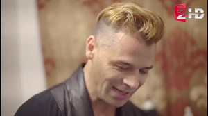 "Al Derecho y al Frances" Es muy lindo y extraño escuchar mi voz doblada en otro idioma; honestamente! Gracias al canal FRANCE 2 HD por incluirme en el segmento "Expériences de Vestiaire" (Experiencias de Camerino) junto a otros artistas de otras partes del mundo... OLALÁ!!! #ArielNan #expériencesdevestiaire #interview #translation #doblaje #lavoz #grammynominee #amorfrances #pipicucu #rockargenrino #musica | Ariel Nan