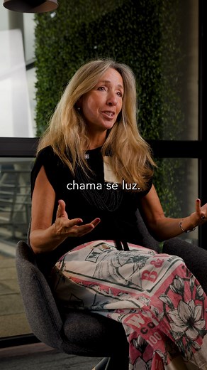 Cristina Rocheta, responsável de Arquitetura e Projeto da SOLYD Property Developers, cruzou-se com as peças suspensas de Ana Paula Almeida - APA e soube que iriam ser a forma de introduzir algo com caráter muito especial dentro das obras: “A preocupação da arquitetura é tentar que cada pessoa sinta o espaço diferente do espaço do vizinho, e que seja seu, mais pessoal, mais intimista, e que possa refletir a arte portuguesa.“ ✨ Integrar candeeiros como peças de arte e como objetos que iluminam e q