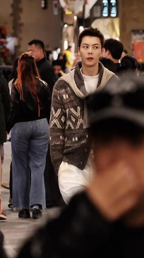William Chan was walking around Florence, Italy. 陈伟霆在意大利佛罗伦萨逛街，老钱风毛衣开衫穿搭太帅了，录制《现在就出发3》路透 #陳偉霆 #WilliamChan #陈伟霆 #actor #fashion #cdrama #lovesambition #许我耀眼 #陈伟霆许我耀眼 #九门 #TheTreasuredBajiaBook #mysticnine #Italy | 陈伟霆陳偉霆資訊Williamchandata Fanpage